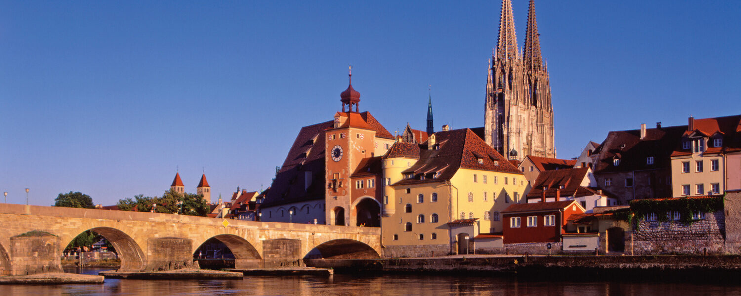 Blick auf Regensburg mit steinernen Brücke im Vordergrund